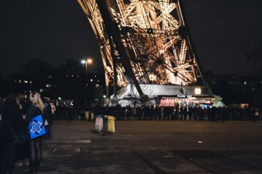 Paris, Fransa: Eyfel Kulesi Paris gece zaman, Fransa yaklaşık Şubat 2012.