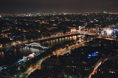 Paris, Fransa: hava gece zaman, Şubat 2012 yaklaşık Fransa Paris'te og Eyfel Kulesi gece şehirden görüntülemek.