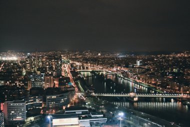 Paris, Fransa: hava gece zaman, Şubat 2012 yaklaşık Fransa Paris'te og Eyfel Kulesi gece şehirden görüntülemek.