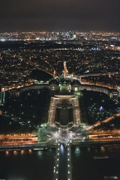 PARIS, FRANÇA: vista aérea de uma cidade noturna da Torre Eiffel em Paris à noite, França por volta de fevereiro de 2012 . — Fotografia de Stock