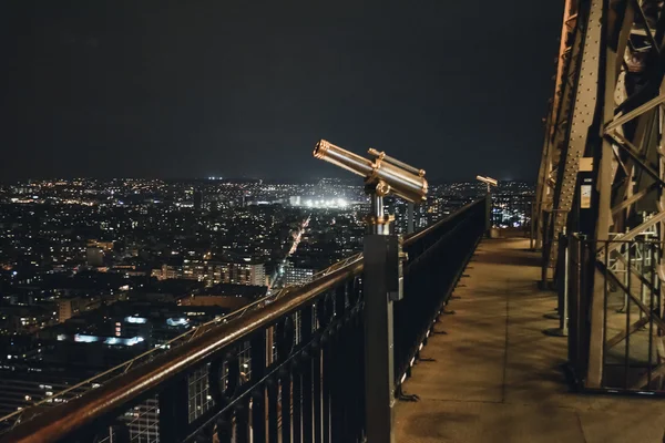 PARÍS, FRANCIA: Torre Eiffel en París por la noche, Francia alrededor de febrero de 2012 . — Foto de Stock