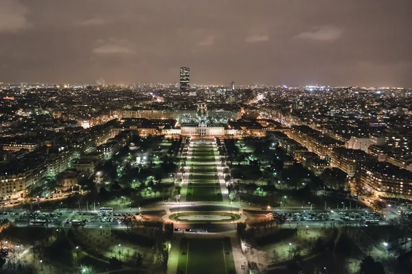 PARIS, FRANCE : vue aérienne d'une ville nocturne depuis la Tour Eiffel à Paris la nuit, France vers février 2012 . — Photo