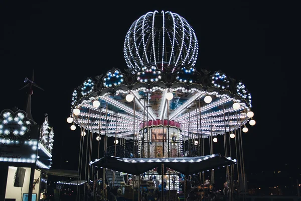 Paris, Frankrike: en retro stil carousel nära Eiffeltornet nattetid i Paris circa februari 2012. — Stockfoto