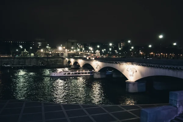PARIS, FRANCE : vue sur la Seine depuis la Tour Eiffel la nuit à Paris, France vers février 2012 . — Photo