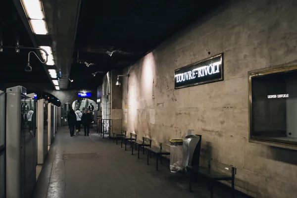 Париж, Франція - близько 2012: станція метро Louvre Rivoli в Парижі. — стокове фото