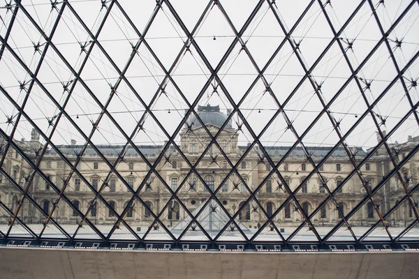 PARIS, FRANÇA: fachada do Louvre em Paris à hora do dia, França por volta de fevereiro de 2012 . — Fotografia de Stock