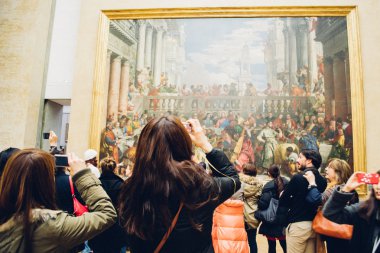 Paris, Fransa: içinde Louvre Müzesi Paris, Fransa'da yaklaşık Şubat 2012.