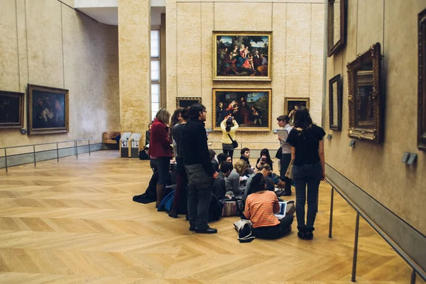 法国，巴黎︰ 里面在大约在 2012 年 2 月，法国巴黎卢浮宫博物馆. — 图库照片