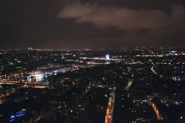 Paris, France: légi Nézd og egy éjszakai várost az Eiffel-torony Párizsban, az éjszaka, Franciaország kb február 2012. — Stock Fotó