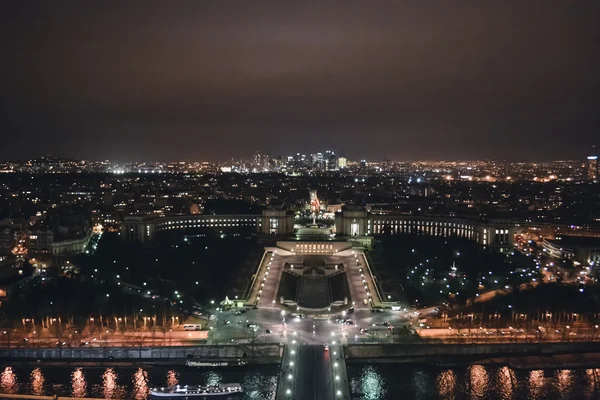 PARIS, FRANÇA: vista aérea de uma cidade noturna da Torre Eiffel em Paris à noite, França por volta de fevereiro de 2012 . — Fotografia de Stock