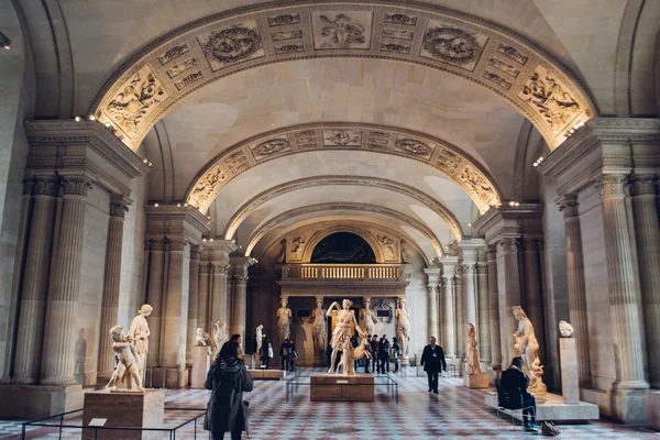 Parijs, Frankrijk: binnen het Louvremuseum in Parijs omstreeks februari 2012. — Stockfoto