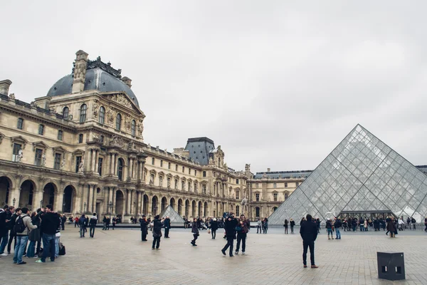 PARIS, FRANCE : Façade du Louvre à Paris le jour, France vers février 2012 . — Photo