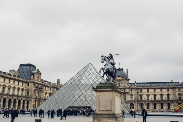 PARIS, FRANCE : Façade du Louvre à Paris le jour, France vers février 2012 . — Photo