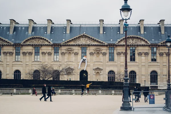 Paříž, Francie: Fasáda Louvre v Paříži v denní době, Francie cca únor 2012. — Stock fotografie