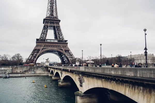 PARIGI, FRANCIA: Torre Eiffel a Parigi durante il giorno, Francia circa febbraio 2012 . — Foto Stock