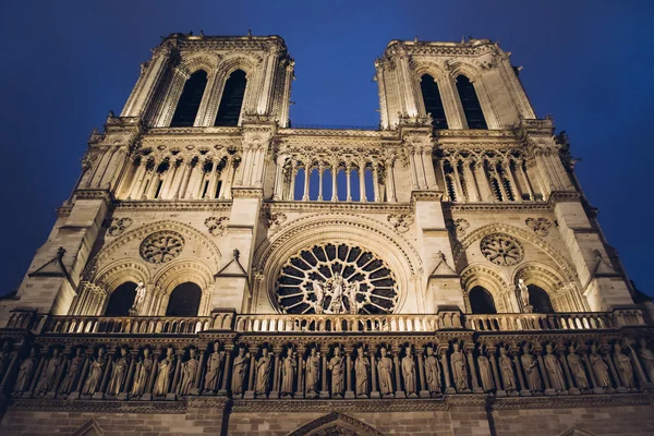 Paříž, Francie: Notre-Dame de Paris v Paříži v noční době, Francie cca únor 2012. — Stock fotografie