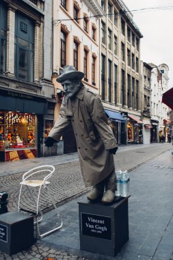 Brussels, Belçika: Vincent Van Goth rakam gün zaman, Şubat 2012 yaklaşık Belçika Brüksel'deki eski şehirde küçük bir sokakta.