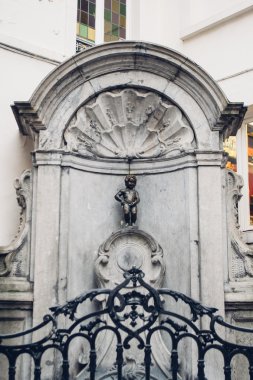 Brussels, Belçika: bir çeşme özgün Manneken Pis heykeli gün zaman, Şubat 2012 yaklaşık Belçika Brüksel'deki eski şehir ile.