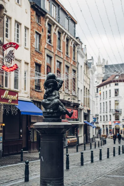 BRUSELAS, BÉLGICA: pequeñas calles en el casco antiguo de Bruselas durante el día, Bélgica alrededor de febrero de 2012 . — Foto de Stock