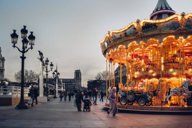 Paris, Fransa: Fransız eski moda tarzı carousel ile akşam Paris'te, Fransa Şubat 2012 yaklaşık merdiven sokak.