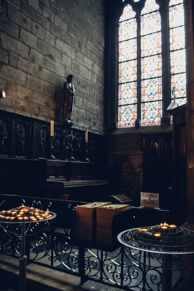 Paris, Frankrike: inuti den Notre Dame de Paris i Paris circa februari 2012. — Stockfoto