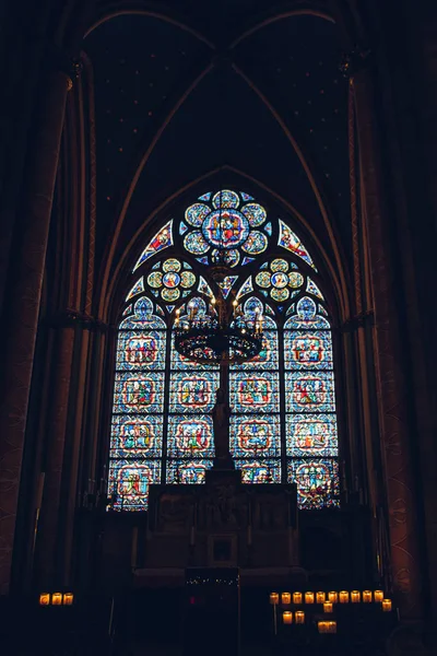 Paris, Frankrike: inuti den Notre Dame de Paris i Paris circa februari 2012. — Stockfoto