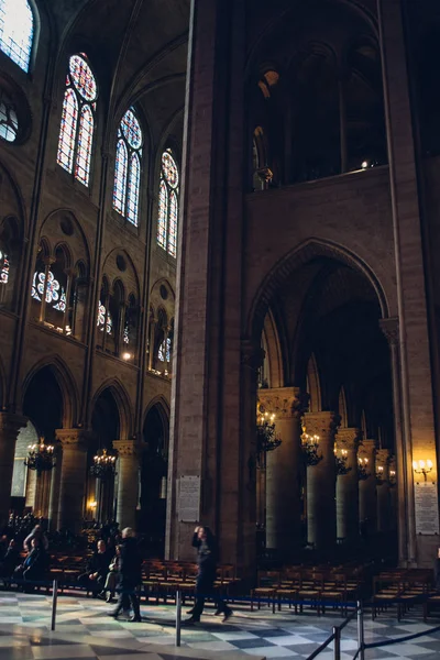 Paris, Frankrike: inuti den Notre Dame de Paris i Paris circa februari 2012. — Stockfoto