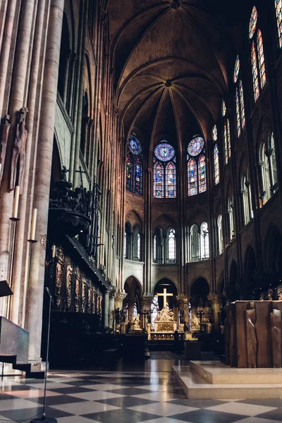 PARÍS, FRANCIA: en el interior de la Notre Dame de París en París, Francia alrededor de febrero de 2012 . — Foto de Stock