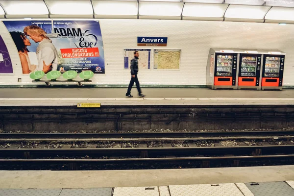 法国︰ 巴黎地铁站大约在 2012 年 2 月，法国巴黎. — 图库照片