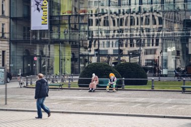 Berlin, Almanya - Şubat 2012 yaklaşık: sokak animatörler Pariser Platz'a gündüz, Berlin, Almanya yaklaşık Şubat 2012 tarihinde.