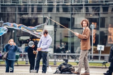 Berlin, Almanya - Şubat 2012 yaklaşık: sokak animatörler Pariser Platz'a gündüz, Berlin, Almanya yaklaşık Şubat 2012 tarihinde.