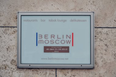 Berlin, Almanya - Şubat 2012 yaklaşık: bir restoran işaret Berlin Moskova gündüz, Şubat 2012 yaklaşık Almanya Berlin'de bir duvara.