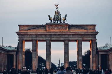 Berlin, Almanya - Şubat 2012 yaklaşık: Brandenburg Kapısı akşam Berlin'de, Almanya yaklaşık Şubat 2012.