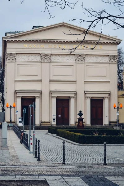 BERLIN, JERMANY - CIRCA FEBRUARY 2012: facade teater di Berlin pada siang hari, Jerman sekitar Februari 2012 . — Stok Foto