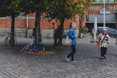 Helsinki, Finlandiya - Eylül 2016 yaklaşık: insanlar içinde Sokak gençlik Kallio bölge, Helsinki, Finlandiya Eylül 2016 yaklaşık arasında popüler.