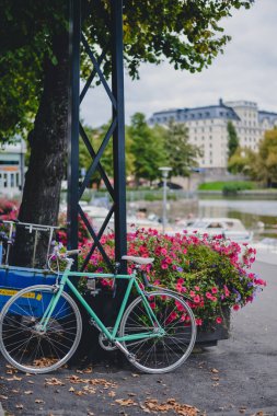 Helsinki, Finlandiya - Eylül 2016 yaklaşık: sokaklar ve Binalar gençlik Kallio bölge, Helsinki, Finlandiya Eylül 2016 yaklaşık arasında popüler.