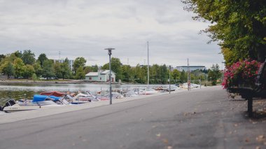 Helsinki, Finlandiya - Eylül 2016 yaklaşık: tekneler nehrin, Helsinki, Finlandiya Eylül 2016 yaklaşık Kallio bölgesinde Park.