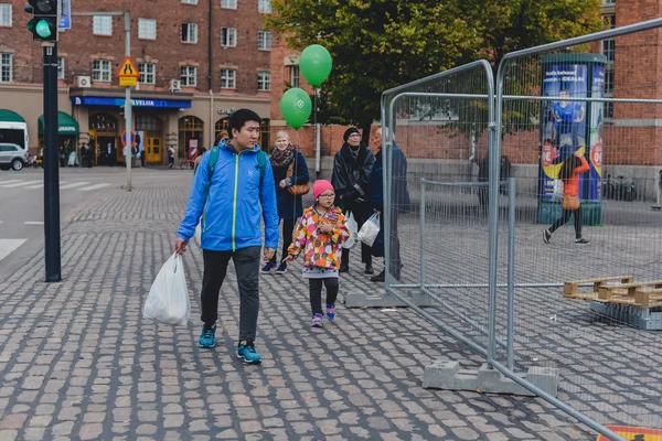 Helsinky, Finsko - cca září 2016: lidé v populární mezi mládeží Kallio okres Helsinky, Finsko cca září 2016. — Stock fotografie