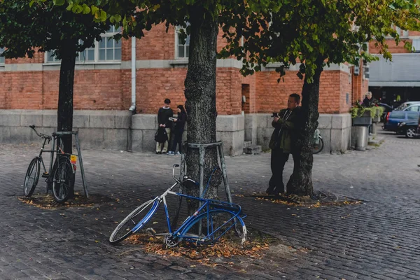 Helsingfors, Finland - Circa September 2016: gator och byggnader i populära bland ungdomar stadsdelen Berghäll i Helsingfors circa September 2016. — Stockfoto