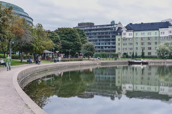 HELSINKI, FINLÂNDIA - CIRCA SETEMBRO 2016: área de relaxamento do parque Tokoistranden junto ao lago no distrito de Kallio, em Helsinque, Finlândia, por volta de setembro de 2016 . — Fotografia de Stock