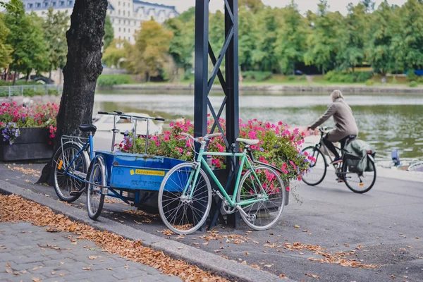 HELSINKI, FINLANDE - CIRCA SEPTEMBRE 2016 : bicyclettes stationnées près du remblai de la rivière dans le quartier populaire des jeunes Kallio d'Helsinki, Finlande vers septembre 2016 . — Photo