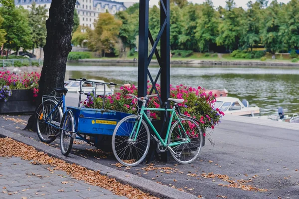 HELSINKI, FINLANDE - CIRCA SEPTEMBRE 2016 : bicyclettes stationnées près du remblai de la rivière dans le quartier populaire des jeunes Kallio d'Helsinki, Finlande vers septembre 2016 . — Photo