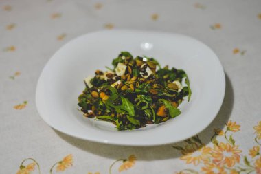 Bir tabak bir tabloda gri masa örtüsü ile sağlıklı kabak ve mercimek salatası ile.