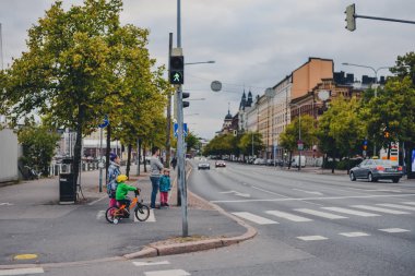 Helsinki, Finlandiya - Eylül 2016 yaklaşık: sokaklar ve Binalar gençlik Kallio bölge, Helsinki, Finlandiya Eylül 2016 yaklaşık arasında popüler.
