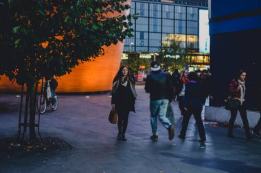 Helsinki, Finlandiya - Eylül 2016 yaklaşık: sokaklar ve Binalar gece zaman, Eylül 2016 yaklaşık Finlandiya Helsinki Merkezi.