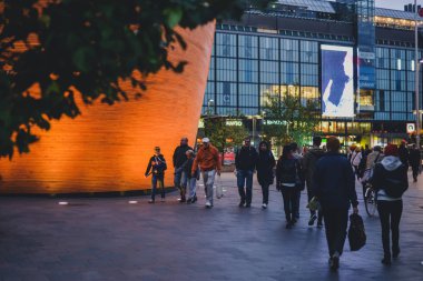 Helsinki, Finlandiya - Eylül 2016 yaklaşık: sokaklar ve Binalar gece zaman, Eylül 2016 yaklaşık Finlandiya Helsinki Merkezi.