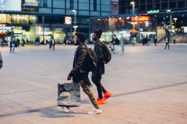 Helsinki, Finlandiya - Eylül 2016 yaklaşık: sokaklar ve Binalar gece zaman, Eylül 2016 yaklaşık Finlandiya Helsinki Merkezi.