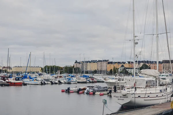 HELSINKI, FINLÂNDIA - CIRCA SETEMBRO 2016: barcos no porto popular entre os jovens Kallio distrito de Helsinque, Finlândia por volta de setembro 2016 . — Fotografia de Stock