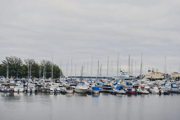 Гельсінкі, Фінляндія - Circa вересня 2016: човни в гавані в популярним серед молоді Калліо району в межах вересня 2016 Гельсінкі, Фінляндія. — стокове фото