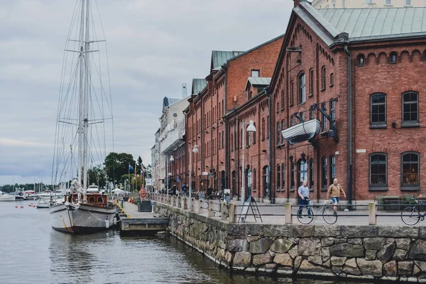 Helsinki, Finnország - kb szeptember 2016: vörös tégla épületek által a folyó népszerű ifjúsági Kallio kerületben, Helsinki, Finnország-szeptember 2016-ban kb.. — Stock Fotó